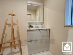 収納付きでスッキリお使い頂ける3面鏡の洗面台です。洗面ボウルが広めなので、忙しい朝でも身支度がしやすく時短になります。