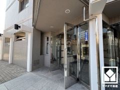 トイレットペーパーのストックや消耗品置き場、小物置きなどとしてもお使いいただける棚がございます。