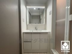 収納付きでスッキリお使い頂ける3面鏡の洗面台です。洗面ボウルが広めなので、忙しい朝でも身支度がしやすく時短になります。