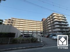 敷地内に駐車場を完備。重い荷物や雨の日の移動もスムーズで、快適なカーライフを実現。