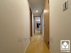 シンプルで洗練された玄関スペース。帰るたびにホッとできる、心地よい住まいの入り口。