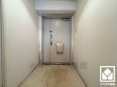 白を基調とした明るい玄関で、毎日を爽やかにスタート。広々とした開放感あふれる空間が、訪れる人々を温かく迎えます。