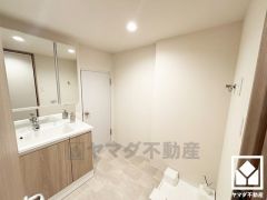 小さなお子様のお風呂上りもこのスペースがあればゆったりとして頂けます。室内洗濯機置場がございますので、天候に左右されず洗濯していただけます。