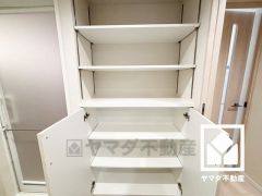 バスタオルやパジャマ等を収納できるリネン庫。洗剤等のストックも収納できるので、洗面室をすっきり清潔に保つことができそうです。可動棚なので用途に合わせて高さを調整できます。