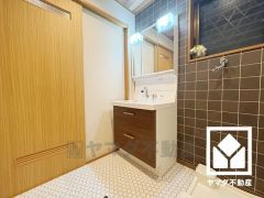 収納付きでスッキリお使い頂ける3面鏡の洗面台です。洗面ボウルが広めなので、忙しい朝でも身支度がしやすく時短になります。