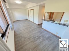 自然光を取り込む、開放感あふれる暮らし。心地よい空間が広がるリビングで、家族みんなが快適に過ごせる時間を提供。