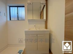 収納付きでスッキリお使い頂ける3面鏡の洗面台です。洗面ボウルが広めなので、忙しい朝でも身支度がしやすく時短になります。