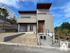 陽光に映える美しいモダンな外観。街並みに馴染みながらも、ひときわ目を引く存在感。