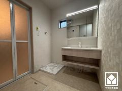 収納付きでスッキリお使い頂ける3面鏡の洗面台です。ワイドなカウンターで、忙しい朝でも身支度がしやすく時短になります。