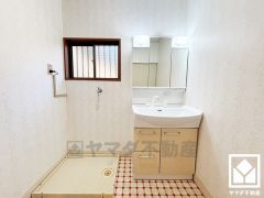 収納付きでスッキリお使い頂ける3面鏡の洗面台です。洗面ボウルが広めなので、忙しい朝でも身支度がしやすく時短になります。