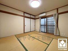 バルコニーにつながるお部屋で、通風・陽当たり良好。全居室に窓がございます。明るい陽光がたっぷり差し込む心地よい生活空間です。