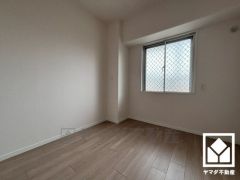 約4.7帖の洋室です。お子様のお部屋などにも丁度良い広さです。