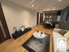 広々17.61帖のLDKが魅力。家族全員がリラックスできる、ゆったりとした快適リビングで温かい団らんの時間を。