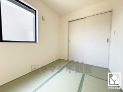 陽光がたっぷり差し込む洗練された和室。温かみのある畳のスッキリとしたデザインが、暮らしを心地よく彩ります。