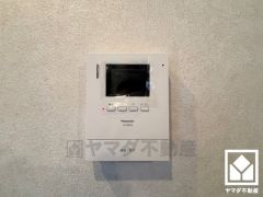 突然の来訪時でも安心なモニター付きインターホンを完備。お留守番中のお子様でも簡単に来訪者の確認ができます。