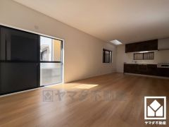 広々15帖のLDKが魅力。家族全員がリラックスできる、ゆったりとした快適リビングで温かい団らんの時間を。