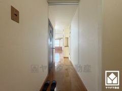 シンプルで洗練された玄関スペース。帰るたびにホッとできる、心地よい住まいの入り口。