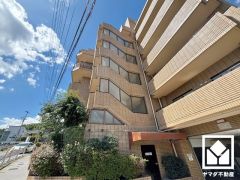 敷地北側には夙川が流れており、川を挟んでハイキングコースや植物園などが整備された「北山公園」がございます。四季の移り変わりが感じられる緑豊かな住環境です。