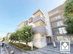 キッチンにはリビング側にカウンタースペースがございますので、配膳や片付けがしやすいです。下部は収納付きとなっておりスッキリとした空間が保てます。