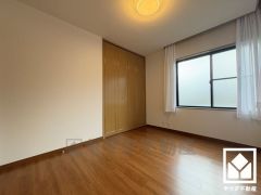 約6.4帖の洋室です。全室2面採光。明るい陽光がたっぷり差し込む心地よい生活空間です。