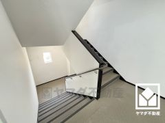 敷地南側に面して県道606号線が通っています。名神高速道路の「尼崎インターチェンジ」も下道10分圏内で、吹田市方面や西宮市方面へも出やすく、車での移動にも便利な立地です。