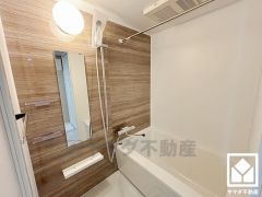 1日の疲れを癒す浴室でゆったりリフレッシュ。ナチュラルな木目調のアクセントパネルは落ち着いた雰囲気を演出してくれます。