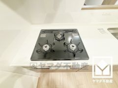 家族のごはん作りがはかどる。同時調理ができる3口コンロ付き。