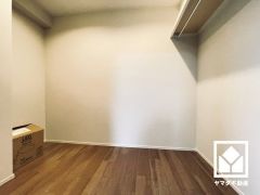 収納力豊富なウォークインクローゼット付き。お洋服はもちろん、スーツケースなどの大物もしっかり収納できます。