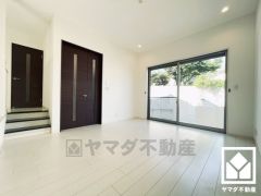 明るい光の差し込むLDKはゆったりとした家族団欒の場に。