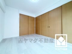 約6帖の北側洋室とは続き間になっており、一体利用も可能です。