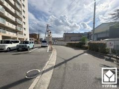 敷地に隣接してブランコや滑り台などの遊具が設置された公園があり、子育て世帯の方にもお勧めです。ご成約でヤマダポイントプレゼント中です。お問合せお待ちしております。