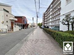 屋外と地下に駐輪場・駐車場も完備しています。しっかり区画が整理されており、使い勝手の良い設計です。ベビーカー置き場もございます。