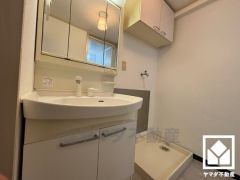 室内洗濯機置場がございますので、天候に左右されず洗濯していただけます。上部に吊戸棚があるので消耗品などをスッキリ置けるのも嬉しいポイント。