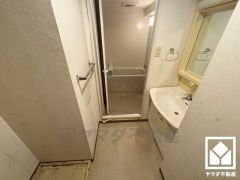 収納付きでスッキリお使い頂ける洗面台です。洗面ボウルが広めなので、忙しい朝でも身支度がしやすく時短になります。（リフォーム前の写真となります。2025年10月24日洗面台入替済）