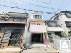 白を基調とした清潔感のある外観。帰るたびに安心感を感じられる佇まい。耐震性の高い鉄骨造4階建の住宅です。