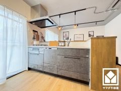 カウンターキッチンなので配膳や片付けがしやすく、お料理中でもお子様の様子が分かって安心です。