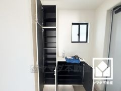 玄関にはシューズボックスを完備。家族の靴もしっかり収納できるので、玄関がいつも片付き、気持ちよくお客様を迎えられます。