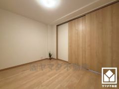 約6.2帖の洋室です。約5.4帖の洋室とは続き間になっており、一体利用も可能です。