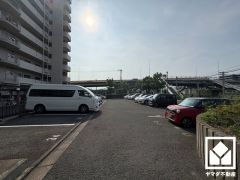 敷地内に駐車場を完備。重い荷物や雨の日の移動もスムーズで、快適なカーライフを実現。空き状況はお問い合わせください。