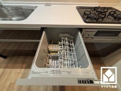 毎日の家事の負担を軽減でき、水道代の節約にもなる食器洗乾燥機付き。