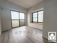 約5.1帖の洋室です。全室バルコニーに繋がるお部屋となっております。風通しが良く、明るい陽光がたっぷり差し込む心地よい生活空間です。