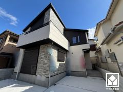 落ち着いた色合いと直線的な美しさが調和したモダンな外観。帰るたびに安心感を感じられる佇まい。