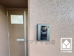 突然の来訪時でも安心なモニター付きインターホンを完備。お留守番中のお子様でも簡単に来訪者の確認ができます。