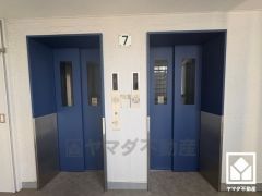 複数基のエレベーターを設置し、待ち時間を短縮。快適な住まいへのアクセスをスムーズに。