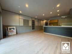 広々17.7帖のLDKが魅力。家族全員がリラックスできる、ゆったりとした快適リビングで温かい団らんの時間を。