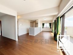 シンプルで美しいデザインのリビングが、毎日の生活に彩りを添える。