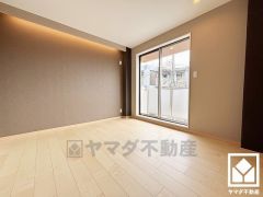 バルコニーにつながるお部屋で、通風・陽当たり良好。大きな窓からは明るい光が降り注ぎます。柔らかな光が差し込むお部屋で、快適で落ち着いた生活をお送りいただけます。