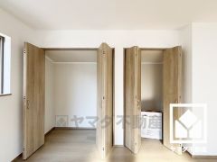 リビングにも大きな収納スペースがあり、住空間を広々お使いいただけます。