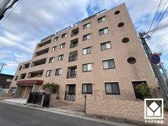 キッチンは空間を有効活用できる壁付けタイプ。