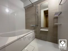 1日の疲れを癒す浴室でゆったりリフレッシュ。ゆったり足が伸ばせるので、毎日の疲れを癒やすバスタイムを実現。